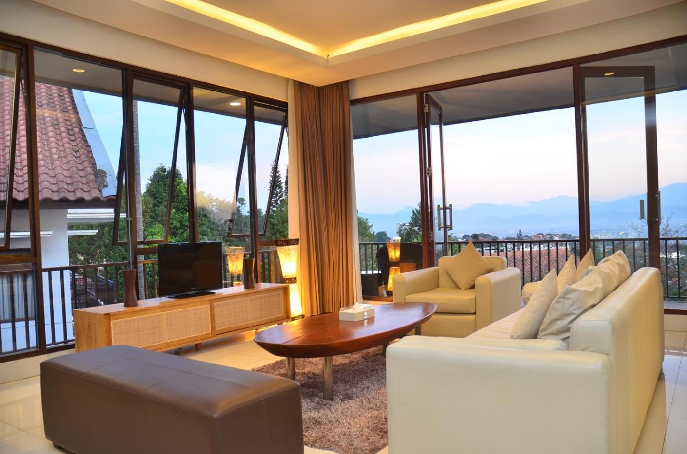 Oyama City View Villa 4 Bedrooms With A Private Swimming Pool Bandung Exterior photo