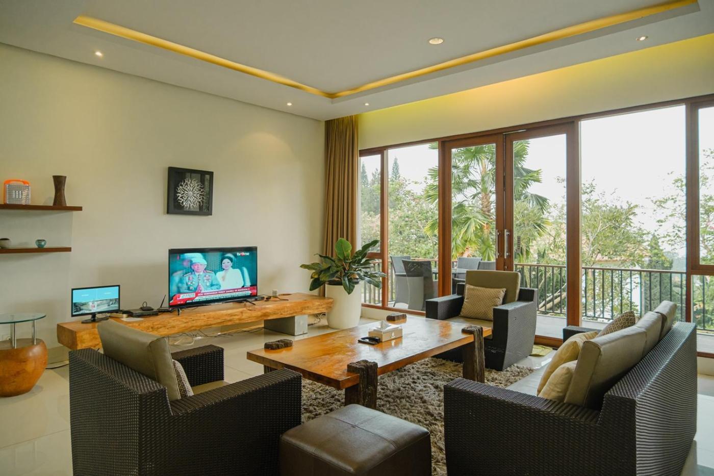 Oyama City View Villa 4 Bedrooms With A Private Swimming Pool Bandung Exterior photo